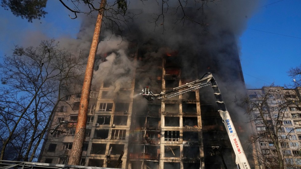 En av de bombade bostadsbyggnaderna i Kiev.