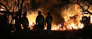 Villa totalförstörd: ”Vaknade av brandlarmet och hann ut”