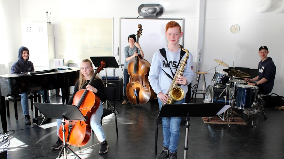 Hultsfreds musikskolas jazzgrupp består av Wilmer Holmström på piano, Sofie Jonsson på cello, Elis Lindström på kontrabas, Elis Åström på tenorsaxofon och Thijmen Tates på trummor.