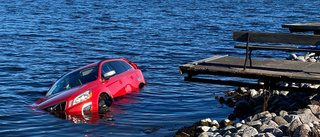 Skulle bara parkeras – sedan rullade bilen ner i Gamlebyviken • Åter på torra land