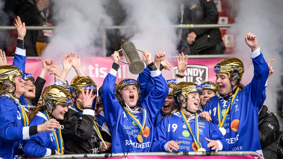 Villa Lidköpings lagkapten Agnes Ögren med bucklan jublar med lagkamraterna efter segern mot AIK i damernas SM-final på Studenternas IP i Uppsala.