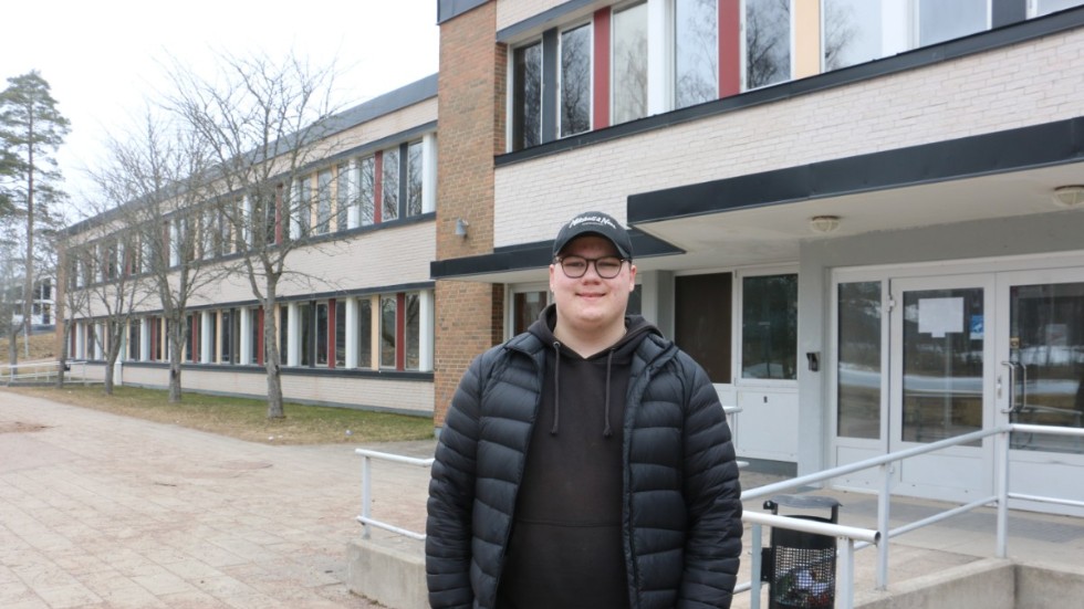 Adrian Westerback i nian på Albäcksskolan är en av 100 sökande till de kommunala sommarjobben. Han håller tummarna får att få jobba med människor. Kanske inom äldreomsorgen.