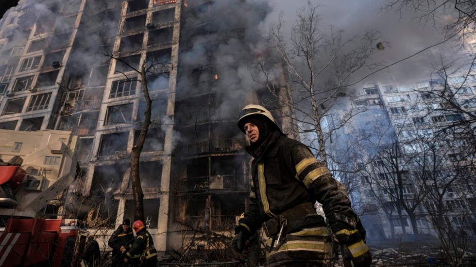 
Bilden: Räddningspersonal på plats efter det att ett bostadshus i Kiev bombats. Bilden är tagen den 15 mars.