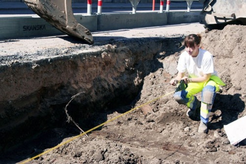 Emma Karlsson har hittills hittat två skelett och rester av en gammal kyrkomur i utgrävningarna. Foto: Johan Forsell