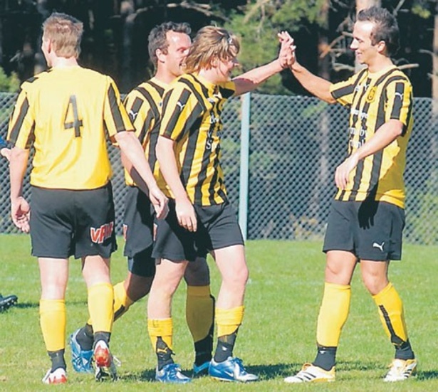Måljubel på Gullemon. Gullringen vann andra raka i fotbollstrean i och med 5-2 mot Ulricehamn. Foto: Magnus Strömsten