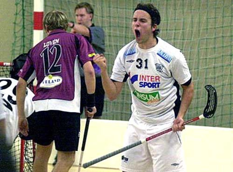 Mathias Lennström tangerade sitt personliga poängrekord på sex mål och en assist i matchen mot Östra som VIBK vann med 11-7. Foto: Magnus Strömsten