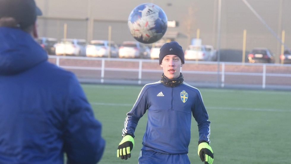 Unge Hannes Stefansson gjorde båda målen för Södra Vi mot Ariel.