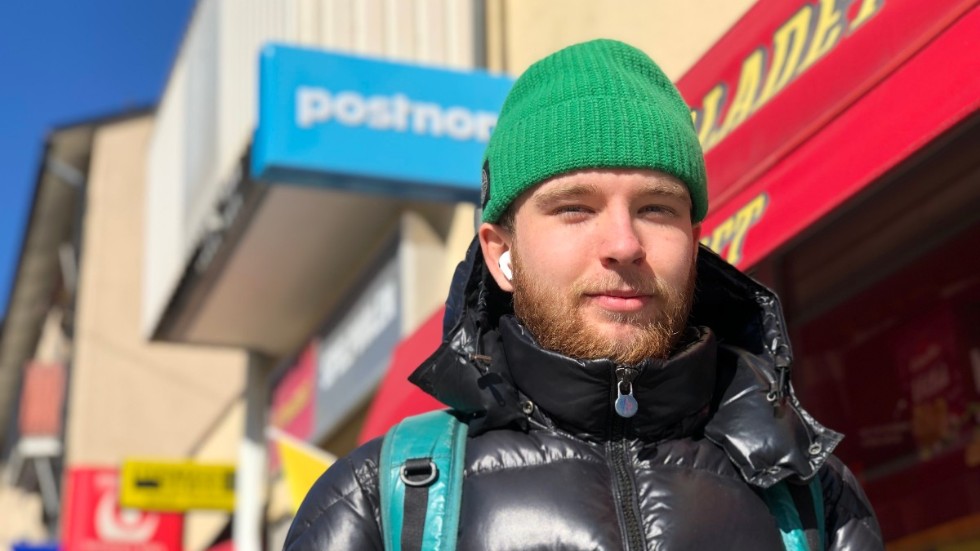 Nu möjliggör Postnord för privatpersoner att skicka förnödenheter till Ukraina – gratis. Mariefredsbon Leo Hjertonsson, 17, tycker att idén är bra men säger att han kommer att hjälpa behövande på andra sätt.