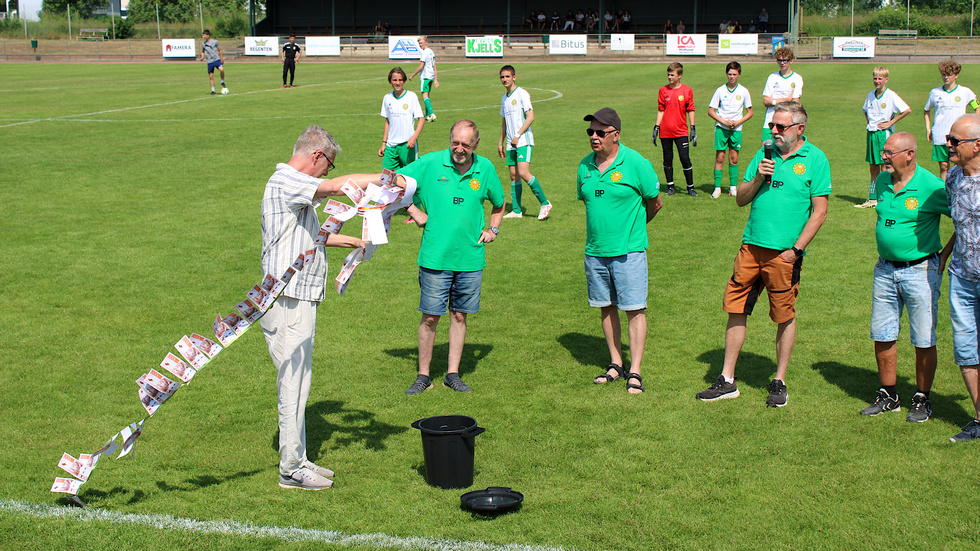 Motions- och veteranklubben skänkte 50 000 kronor till Hultsfreds fotbollsklubb i samband med 50-årsjubileet.