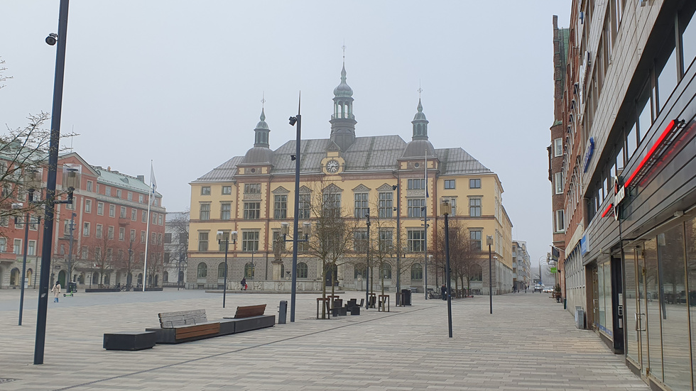 Framför stadshuset i Eskilstuna hänger kommunens flagga och EU-flaggan.