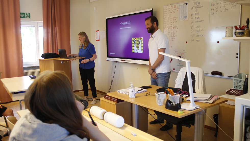 Stefan Baresic och Sofia Lang, socialtjänstens ungdomsfältare, besökte Forssjö skola för att prata om bland annat grupptryck. Detta för att motverka gängrekrytering. Det är en välkommen åtgärd. 