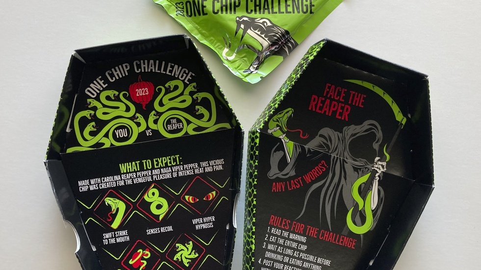 En förpackning med det superstarka tortillachipset. På sociala medier den så kallade "One Chip Challenge" utmanat människor att äta ett av chipsen som kryddats med myckt stark chilipeppar. Arkivbild.