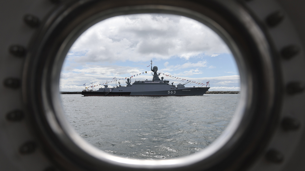 Sjömil för sjömil flyttar den ryska flottan fram sina positioner.