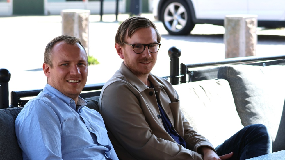 Ossian Mathiasson och Simon Henriksson har mycket gemensamt. De är kollegor, vänner, spelare och sportchefer i varsitt lokalt fotbollslag. På fredag möter de varandra i derbyt mellan Södra Vi och Djursdala. En match innehållandes två lag i stort behov av poäng.