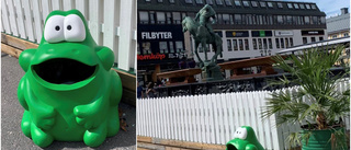 Groteska plastgrodor på Stora torget – vanärar Folke Filbyter