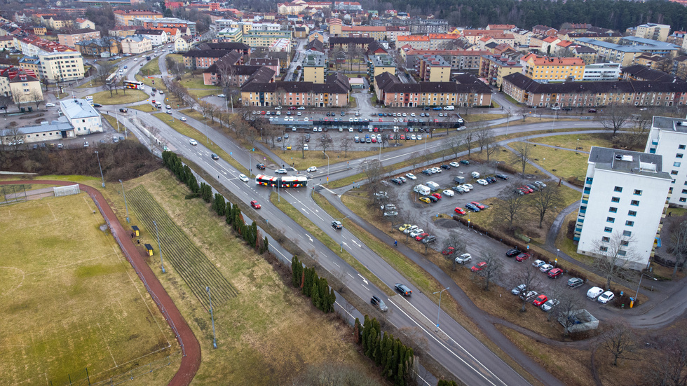 Corren har tidigare rapporerat att Stångåstadens planer på att bygga bostäder på parkeringsytorna vid Grenadjärgatan stoppas tills vidare.