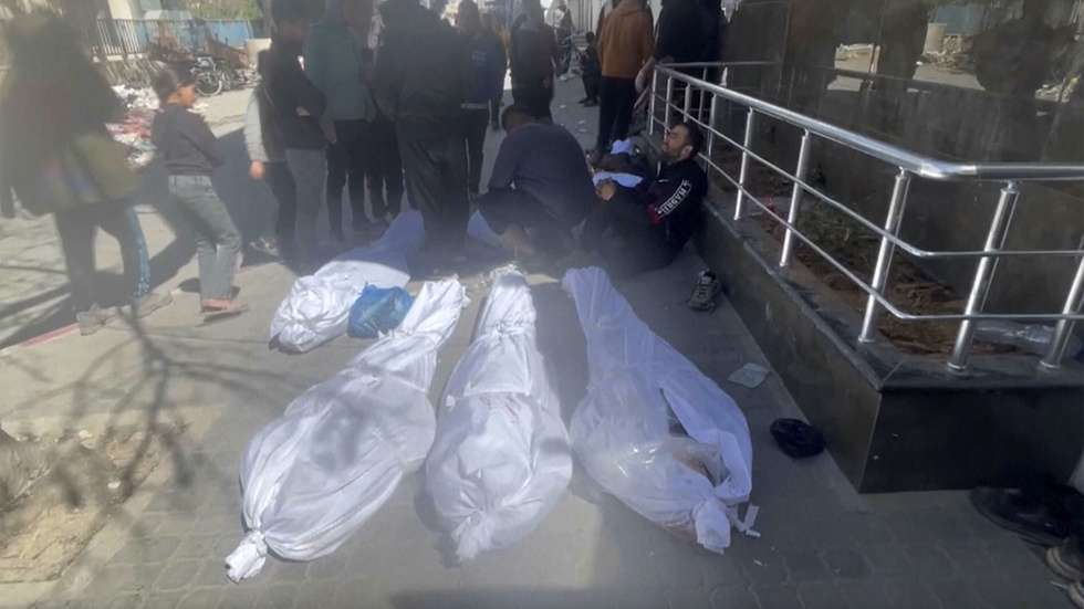 Kroppar utanför al-Shifa sjukhuset i Gaza stad, efter att israeliska styrkor enligt vittnen öppnat eld mot en folkmassa.