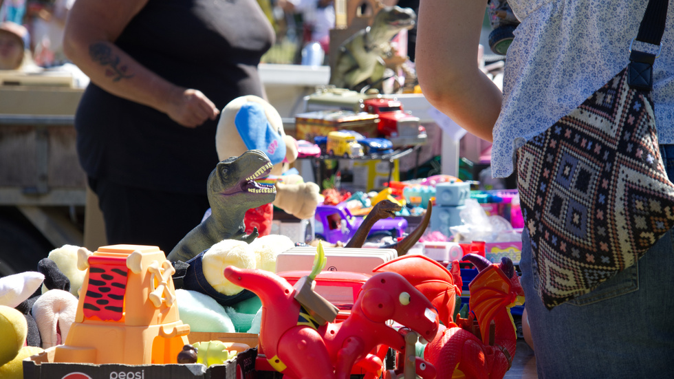 Flea markets are a popular summer pastime. This Saturday, several villages are joining forces for a multi-village flea market event, allowing visitors to explore multiple markets in one day.