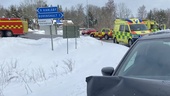 Tre förda till sjukhus efter krock mellan två personbilar