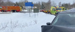 Tre förda till sjukhus efter krock mellan två personbilar