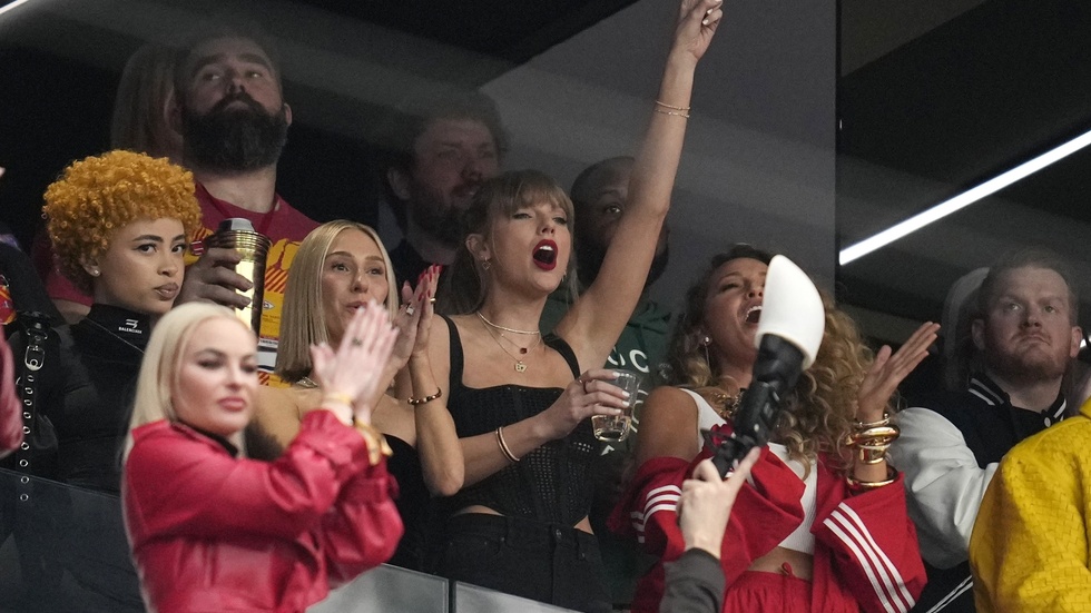 Taylor Swift hejar på från läktaren under NFL-finalen Super Bowl.