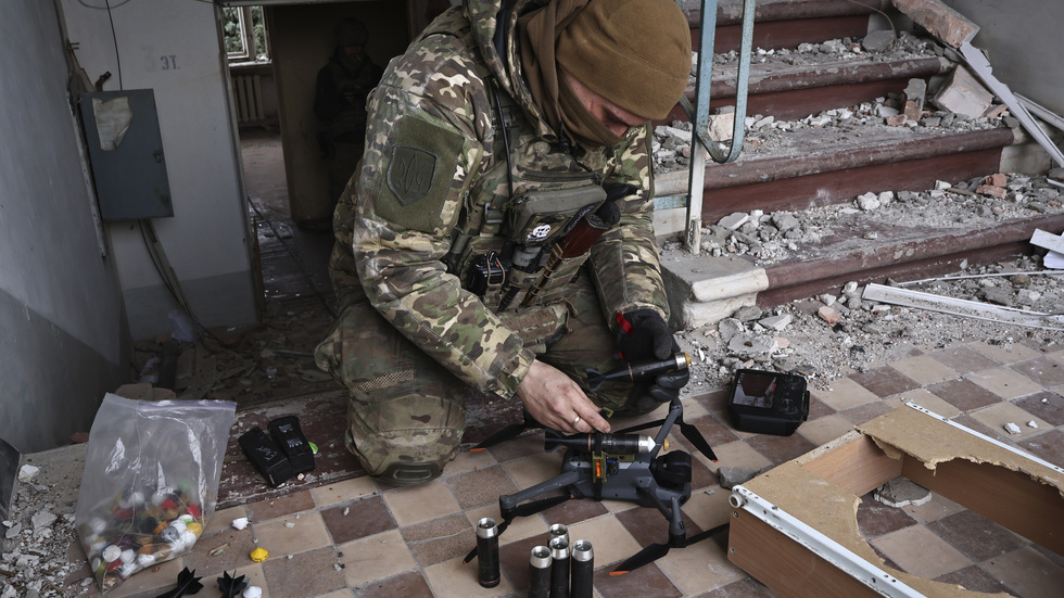 Granat. En ukrainsk soldat utrustar drönare med en granat och landet behöver hjälp med fler billiga vapen.