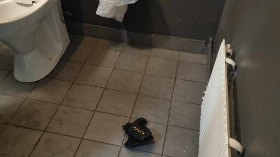 On Tuesday, a police service weapon was found in the restroom at the gas station in Lövånger.