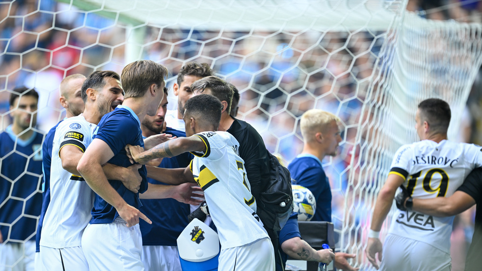 Det blev stök under gårdagens derby mellan Djurgården och AIK.