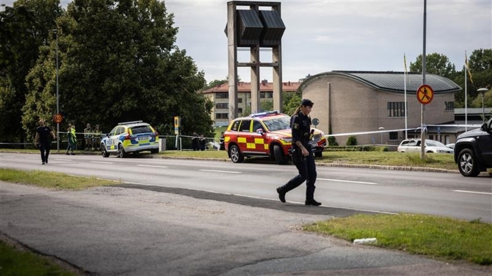 Likväl som politikerna stolt går på mässor till nya stadsdelar, så som Djurgården, borde de också närvara efter att någon dött i gängens våld, så som i Berga, menar insändarskribenten.