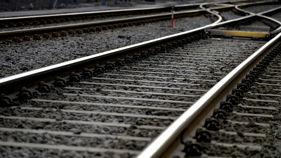 ”Efter ett högt planeringstempo sedan våren 2018 så fastställde Trafikverket de sex järnvägsplanerna i oktober 2022. När dessa överklagades och hamnade på regeringens bord blev det inte bara stilla utan en total tystnad inträdde.”