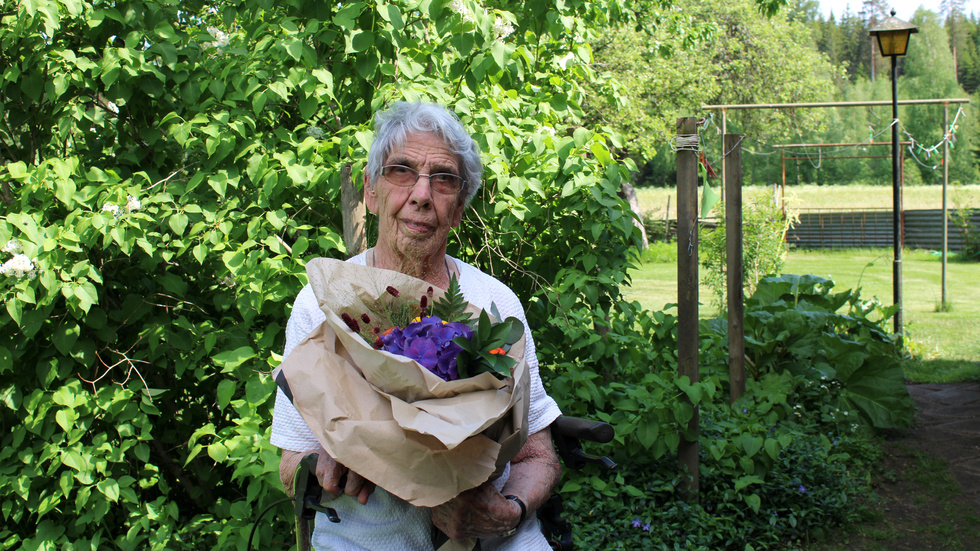 Tyra Rundberg fyllde nyligen 96 år och har bott på gården utanför Djursdala i hela sitt liv. Hon har 3 barn, 10 barnbarn och 23 barnbarnsbarn. "Jag vill hylla min mamma som vid 96 års ålder fortfarande klarar att bo ensam på gården och klarar det mesta själv. Hon älskar blommor", skrev dottern Ann i sin motivering till varför Tyra skulle få en Mors dag-bukett.