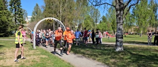 70 glada seniorer sprang loppet i Badhusparken