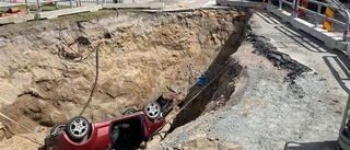 Bil körde ner i flera meter djupt hål vid vägarbete