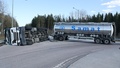 Lastbil hamnade på sidan – blockerade rondell: "Mjölkbil"