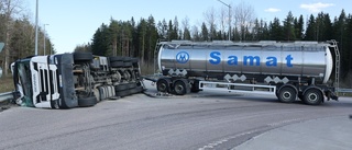 Totalstopp på väg 56 – lastbil ligger på sidan: "Mjölkbil"