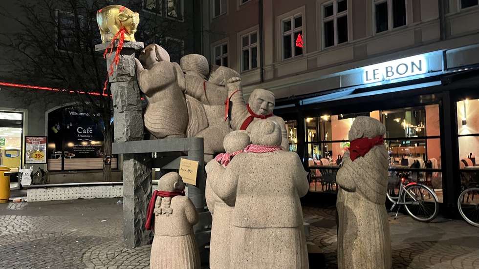 Varenda halsduk som stickats och hängts upp representerar kravet att våra politiker ska respektera 1,5-gradersmålet enligt Parisavtalet, skriver Rebellmammorna i Norrköping.