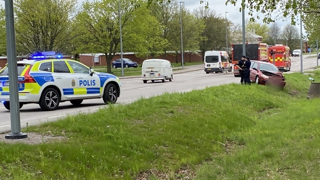 Bil Körde In I Stolpe Och Ner I Diket En Person Till Sjukhus 