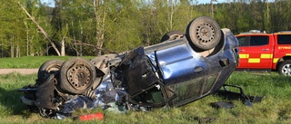 Lastbil och A-traktor i kollision – fordon landade på taket