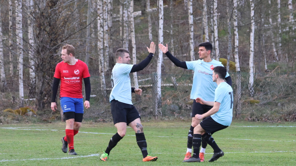 Dzenan Hrnic jublar efter 1-0 för Lojal mot sin gamla klubb Djursdala.