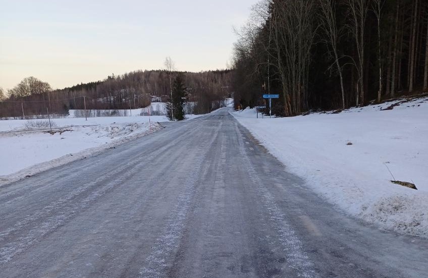 Isen låg tjock på vägen i Dalhem, vilket insändarskribenten kritiserar.