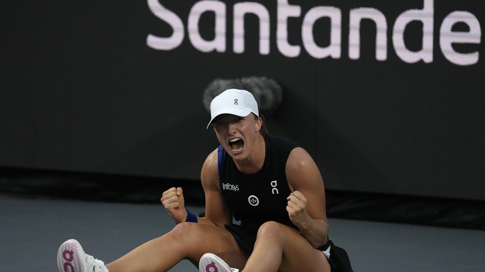 Iga Swiatek vrålar ut sin glädje efter segern i WTA-finalen.