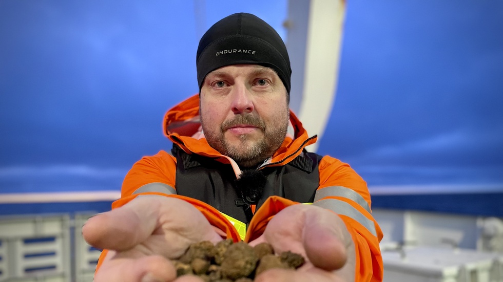 Peter Lindberg, vd på företaget Scandinavian ocean minerals, visar upp de metallrika klumpar som finns i Bottenvikens djup.