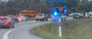Bil körde rakt över rondell i Linköping