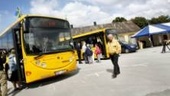 Nu rullar de gula bussarna på ön
