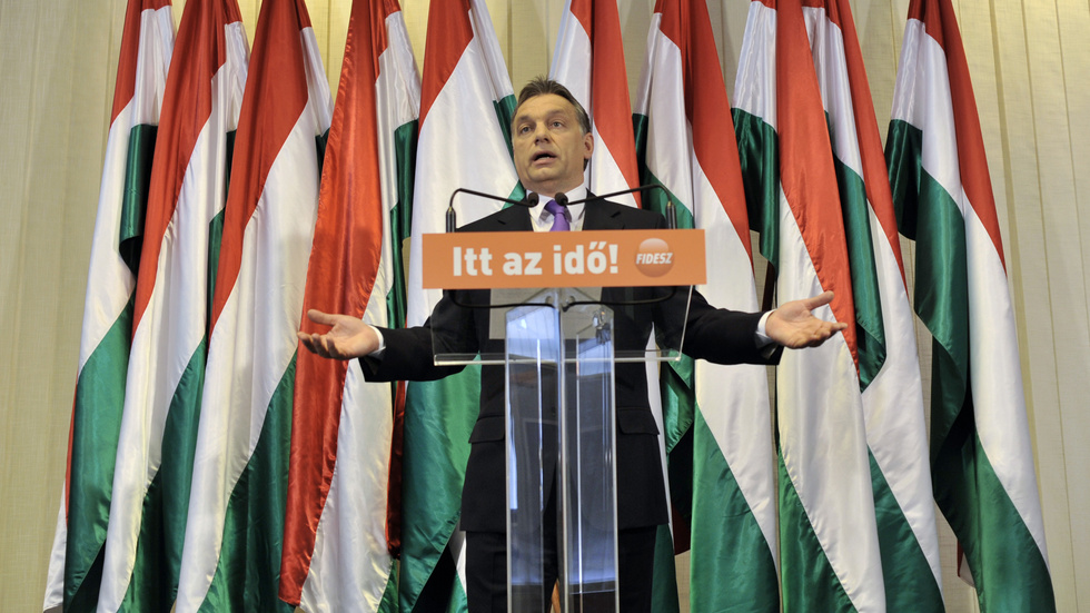 "Det är dags", står skrivet under Viktor Orbán när han segertalar på en presskonferens efter valet 2010. 13 år senare är han fortfarande premiärminister i Ungern. Arkivbild.