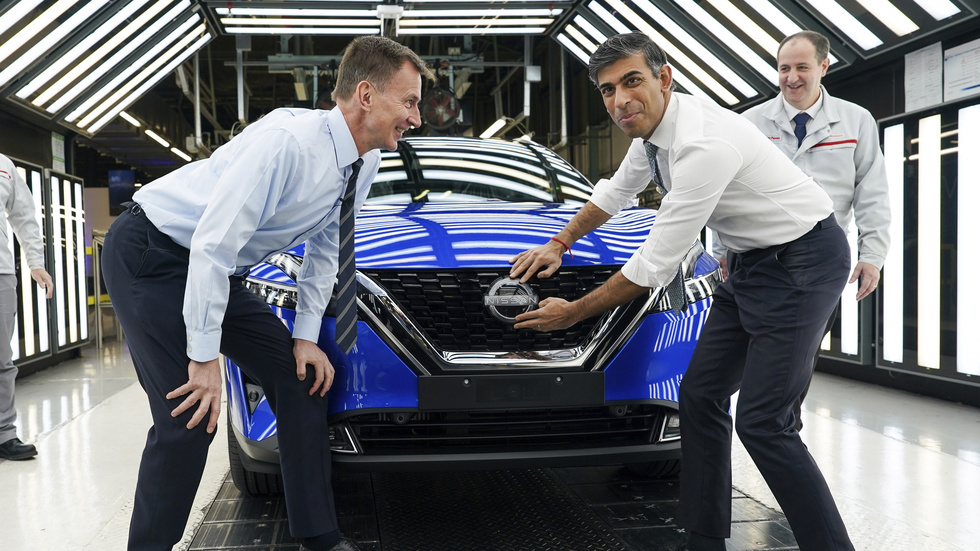 Storbritanniens finansminister Jeremy Hunt och premiärminister Rishi Sunak på en Nissanfabrik i Sunderland. Arkivfoto.