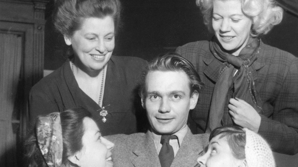 Här ser vi Stig Dagerman på en bild från 1949; omgiven av skådespelerskor. Vilket är en passande illustration till denna text om Stig Dagerman på scenen. Och en lämplig bild också med tanke på att Dagermans andra hustru var skådespelaren Anita Björk. 