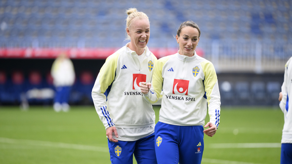Veteranerna Caroline Seger och Kosovare Asllani under Segers sista träning med landslaget.