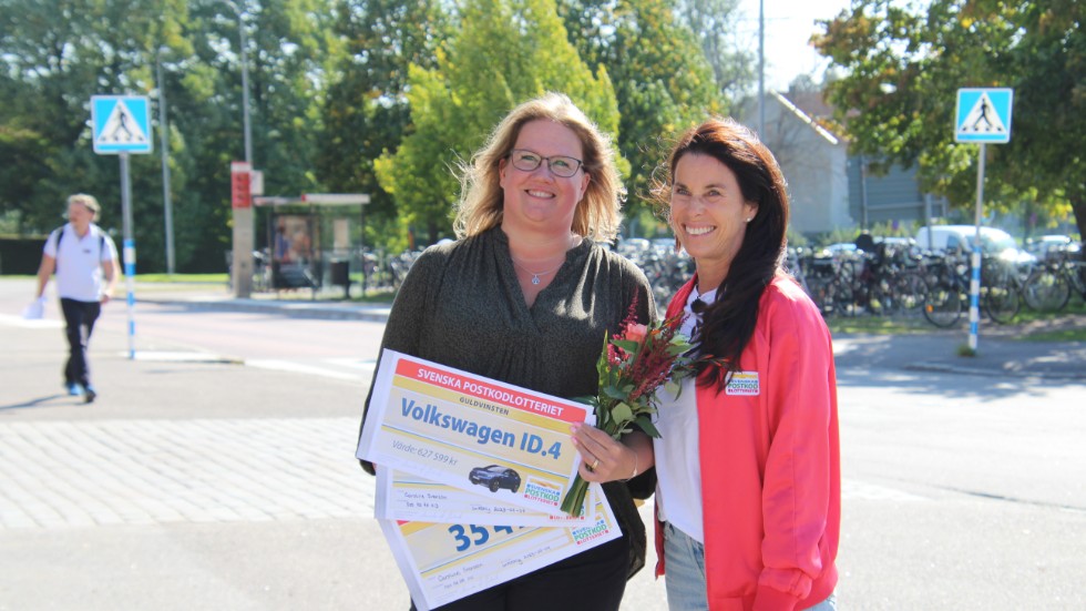 Magdalena Forsberg delade på tisdagen ut vinster i Vårdsberg. Men först blev det ett möte med Caroline Svensson utanför hennes jobb på US.