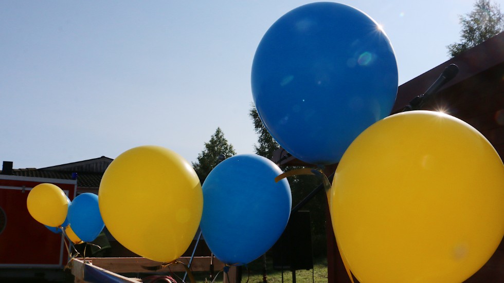 Den provisoriska invigningsscenen smyckades med blå och gula ballonger, som glänste i solskenet.